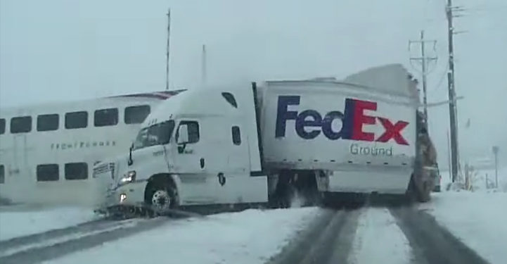 États-Unis : Un camion littéralement coupé en deux par un train !