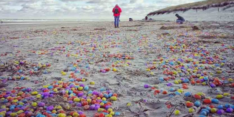 Allemagne : Des milliers d’œufs kinder s’échouent sur l’île de Langeoog pour le plus grand bonheur des enfants !