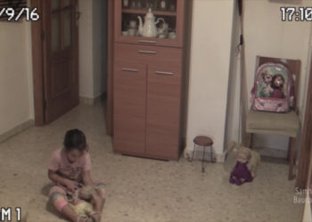 Paranormal Activity en vrai ? Une petite fille joue dans sa chambre, la tête de sa poupée bouge toute seule ainsi que d&rsquo;autres objets !