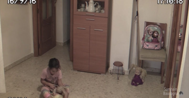 Paranormal Activity en vrai ? Une petite fille joue dans sa chambre, la tête de sa poupée bouge toute seule ainsi que d’autres objets !