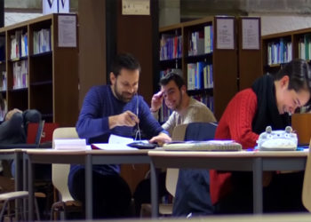 La blague des écouteurs mal branchés dans une bibliothèque qui fait rire les étudiants par « Les Inachevés » !