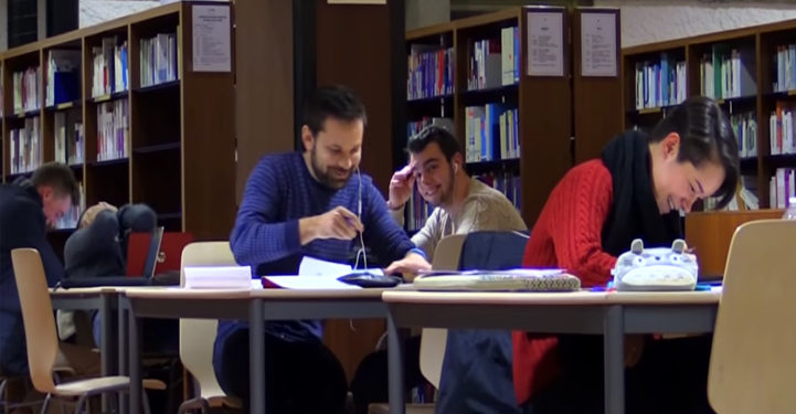 La blague des écouteurs mal branchés dans une bibliothèque qui fait rire les étudiants par « Les Inachevés » !