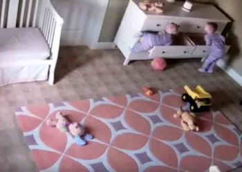 Regardez ce petit garçon de deux ans qui sauve son frère jumeau écrasé sous une commode qui a basculé