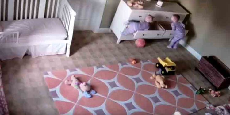 Regardez ce petit garçon de deux ans qui sauve son frère jumeau écrasé sous une commode qui a basculé