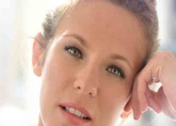 Les Enfoirés : Victime d’un malaise pendant le concert, la chanteuse Lorie obligée de quitter la scène !