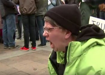 Une militante anti-Trump en larmes ne peut contenir sa haine pendant l’investiture de Donald Trump