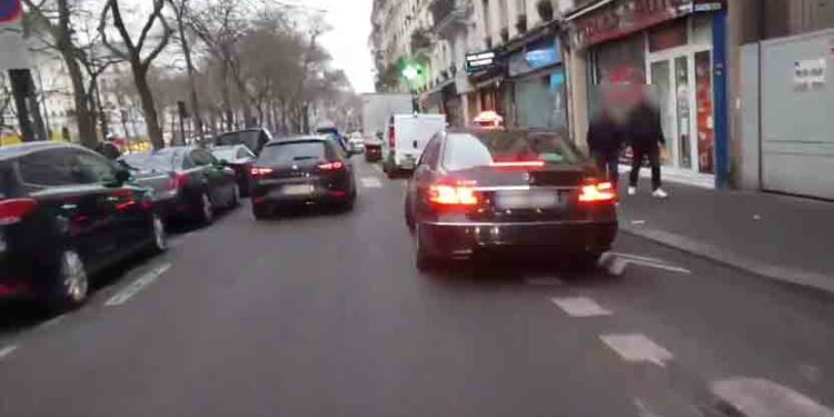 A Paris, un cycliste montre comment il est difficile d’emprunter une piste cyclable !