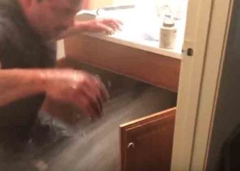 Finlande : Un plombier fait face à une impressionnante fuite d’eau dans un appartement !