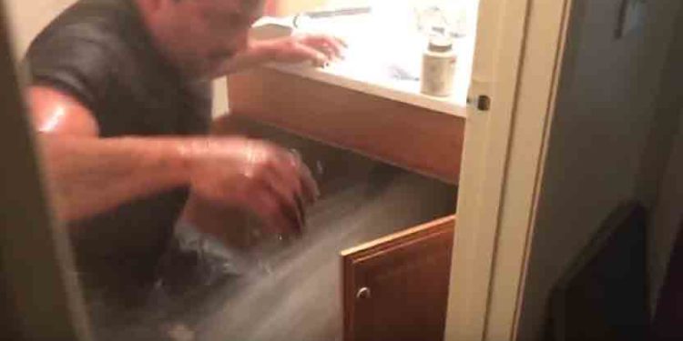Finlande : Un plombier fait face à une impressionnante fuite d’eau dans un appartement !