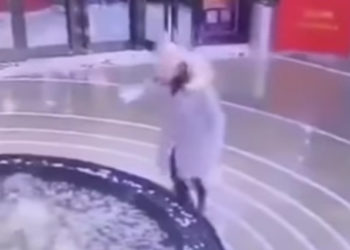 Les yeux rivés sur son téléphone portable, cette femme termine sa course dans une fontaine !