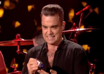 Robbie Williams se désinfecte les mains après avoir touché ses fans et fait le buzz sur la toile !