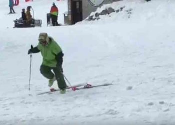 Avoriaz : Un skieur ivre incapable de chausser ses skis !