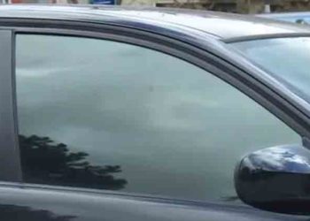 Vitres teintées interdites depuis le 1er janvier 2017 : Un internaute propose un tuto pour retirer proprement le film