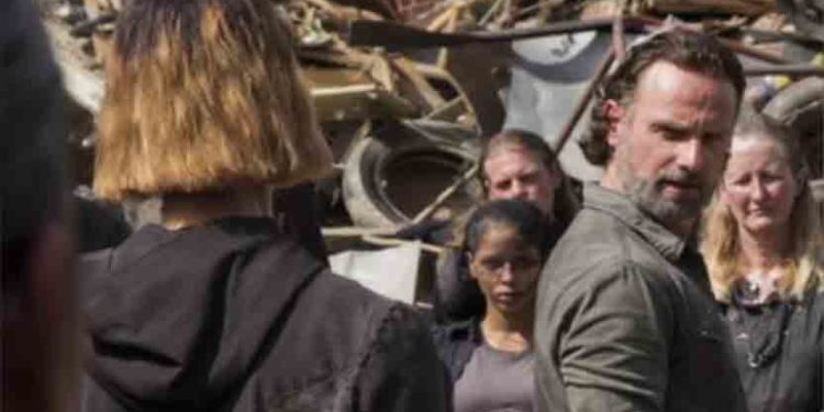 The Walking Dead Saison 7 : Une nouvelle photo dévoile un nouveau personnage et son groupe !