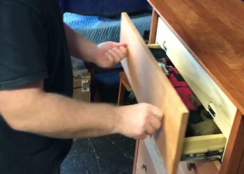 Regardez cette commode qui renferme une cachette peu commode…