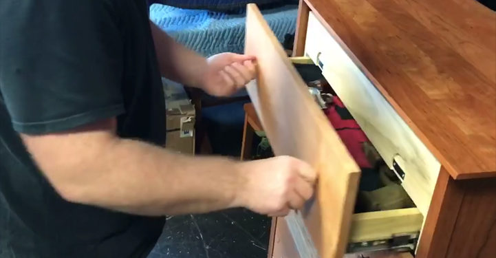 Regardez cette commode qui renferme une cachette peu commode…