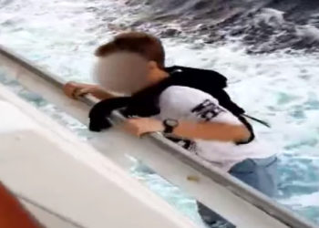 USA : Inconscient, ce jeune homme se suspend par la rambarde d’un bateau de croisière !