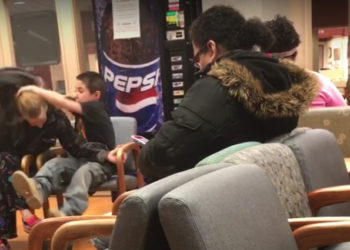 États-Unis : Excédé d’attendre, un enfant frappe à plusieurs reprises sa mère dans une salle d’attente !