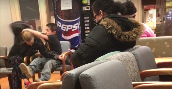 États-Unis : Excédé d’attendre, un enfant frappe à plusieurs reprises sa mère dans une salle d’attente !
