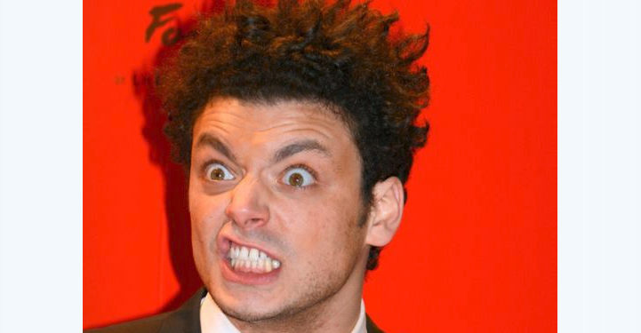 Kev adams se moque des magazines people qui révèlent que l’humoriste est en couple avec Iris Mittenaere !