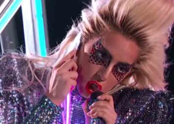Super Bowl : Lady Gaga ouvre le show en se jetant dans le vide !