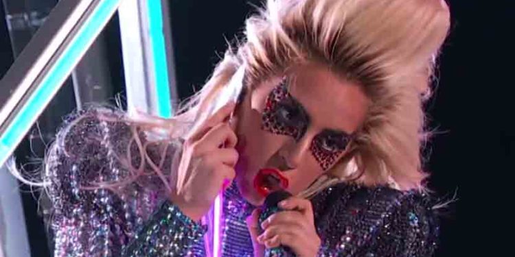 Super Bowl : Lady Gaga ouvre le show en se jetant dans le vide !