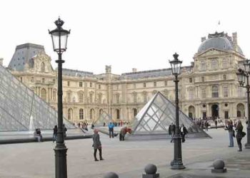 Paris : Un homme attaque un militaire au Carrousel du Louvre, ce dernier riposte et le blesse grièvement !