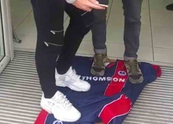 Ils se servent d’un maillot du PSG comme paillasson devant une boutique de supporters de l’OM
