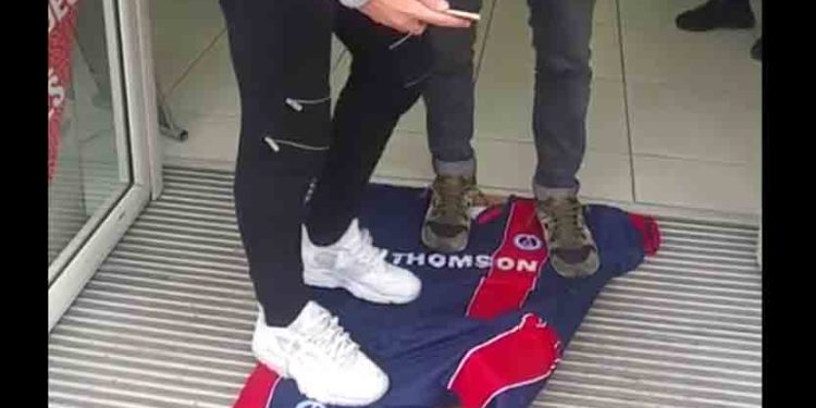 Ils se servent d’un maillot du PSG comme paillasson devant une boutique de supporters de l’OM