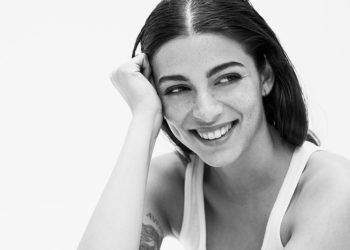 Léa Paci dévoile son nouveau single « Adolescente pirate » !