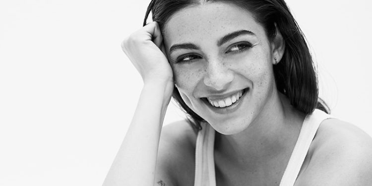 Léa Paci dévoile son nouveau single « Adolescente pirate » !