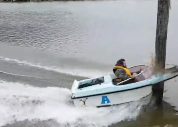 Il explose son petit bateau contre un poteau !