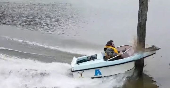 Il explose son petit bateau contre un poteau !