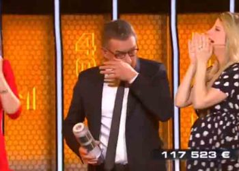 The Wall : Christophe Dechavanne en larmes à la fin du jeu après la victoire de deux candidates !