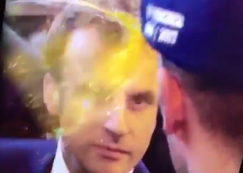 Salon de l’agriculture : Emmanuel Macron reçoit un œuf sur la tête au cours de sa visite !