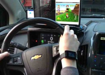 Il joue à Mario Kart 64 en utilisant le volant de son véhicule !