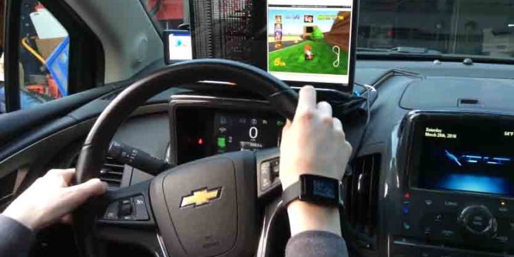 Il joue à Mario Kart 64 en utilisant le volant de son véhicule !