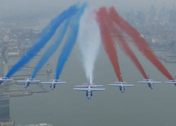 Les superbes images de la patrouille de France survolant la statue de la liberté !