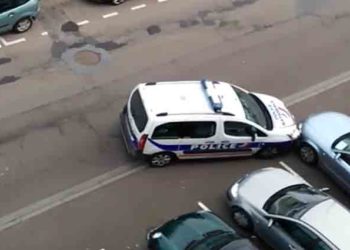 Roanne : La police oublie de mette le frein à main, la voiture s’encastre dans un véhicule stationné !