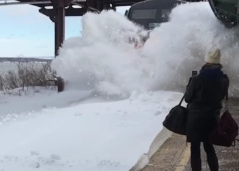 L’incroyable Slow Motion d’un train fonçant dans un tas de neige à l’approche d’une gare !