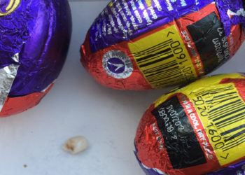 Elle découvre une dent d’enfant en mangeant un œuf en chocolat de pâques