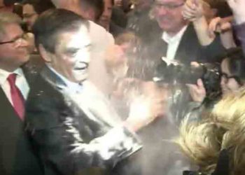 François Fillon se reçoit de la farine en plein visage juste avant son meeting à Strasbourg !