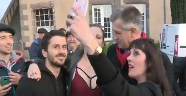 Jean Lassalle regarde ouvertement la poitrine d’une femme