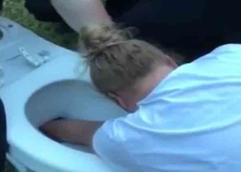 Femme se coince la main dans ses WC