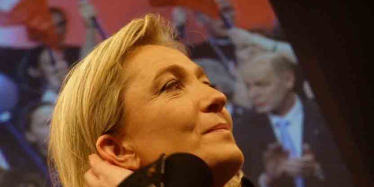 Meeting du FN : Une Femen fait irruption sur scène