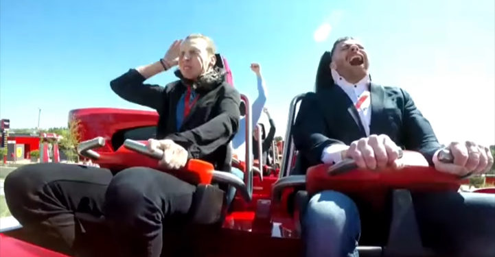 Espagne : Il se reçoit un oiseau en plein visage à bord de la montagne russe Red Force