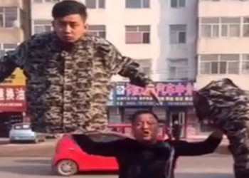 Un magicien de rue dévoile les secrets de son tour à cause d’un imprévu