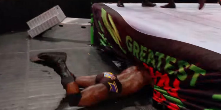 L’entrée fracassante du catcheur Titus O’Neil pendant le Greatest Royal Rumble