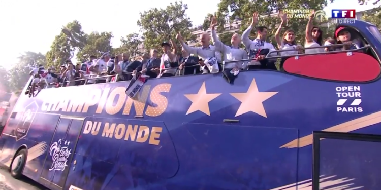 Revivez en images, la descente des bleus sur les Champs-Élysées