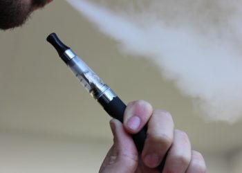Implant dentaire : les risques liés au vapotage